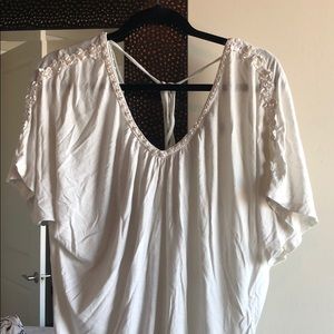 BKE boutique neck T-shirt with pearls